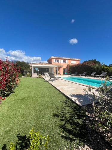 une maison avec une piscine et une cour dans l'établissement Villa Chez Géraldine Piscine chauffée, proche plage et rivière, à Lecci