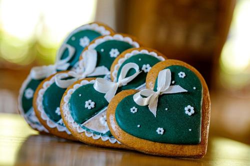 a pair of cookies with green and white at Penzion Stříbrník in Krásná