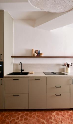 une cuisine avec un évier et un plan de travail dans l'établissement Exceptional facing Palais Cannes 3, à Cannes