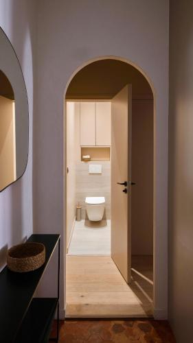 une salle de bain avec des toilettes blanches dans une chambre dans l'établissement Exceptional facing Palais Cannes 3, à Cannes