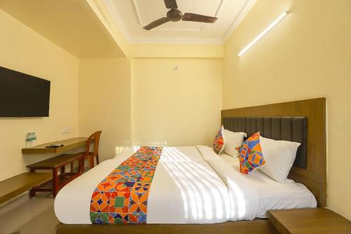 Postel nebo postele na pokoji v ubytování FabHotel GT Galaxy Park - Nr Express Avenue Mall, Royapettah