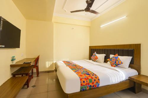 Postel nebo postele na pokoji v ubytování FabHotel GT Galaxy Park - Nr Express Avenue Mall, Royapettah