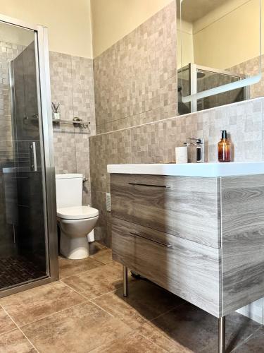 une salle de bain avec toilettes, lavabo et douche dans l'établissement Appartement Jardin exotique, à Cap d'Ail