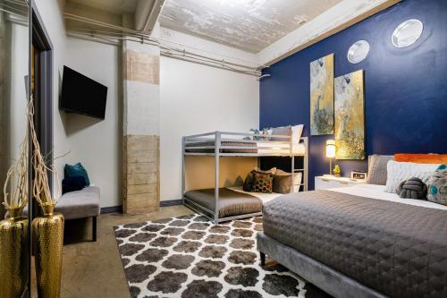 Postel nebo postele na pokoji v ubytování Chic Downtown Industrial loft