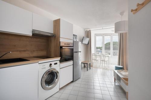 Il comprend une cuisine équipée d'un lave-linge et d'un sèche-linge. dans l'établissement AS25421-P2 à 2 pas de la plage avec parking privé, au Grau-du-Roi