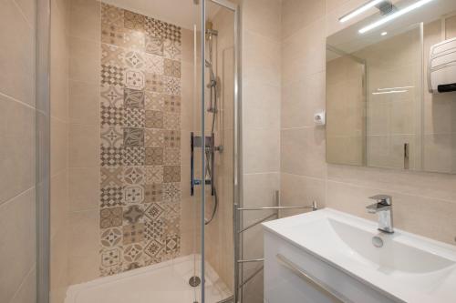 une salle de bain avec douche et lavabo dans l'établissement AS25421-P2 à 2 pas de la plage avec parking privé, au Grau-du-Roi