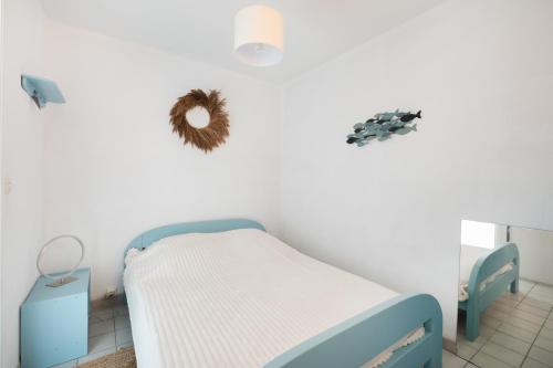 - une salle d'hôpital avec un lit et un miroir dans l'établissement AS25421-P2 à 2 pas de la plage avec parking privé, au Grau-du-Roi