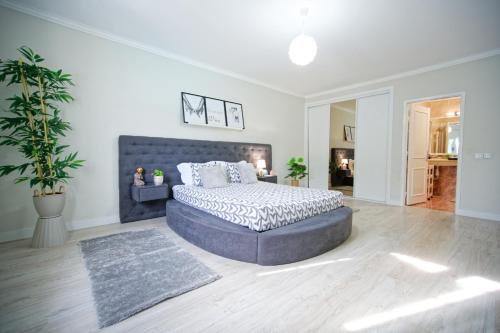 a bedroom with a large bed in a room at Villa As Cumadres in Azeitao