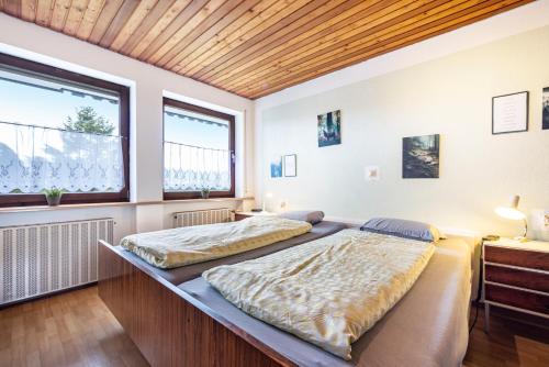 Postel nebo postele na pokoji v ubytování Ferienwohnung Jägerhaus im Allgäu
