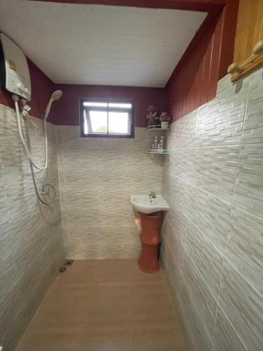 Ένα μπάνιο στο PunNa Homestay @ Bangsai