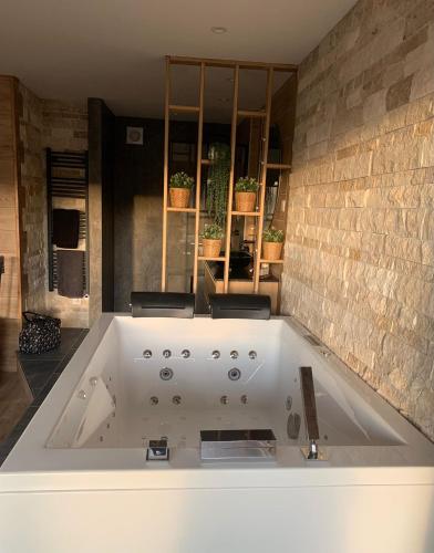 - une grande baignoire blanche dans la chambre dans l'établissement L'Eden, à Gréolières
