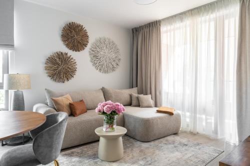 een woonkamer met een bank en een tafel bij Scala City Center Apartments with Parking by Lion Apartments in Gdańsk