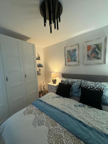 グダニスクにあるAmber Island - Second Home, Gdańsk Wyspa Sobieszewskaの青い掛け布団が敷かれたベッドのある寝室