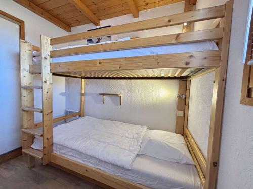 a bunk bed in a tiny house at À deux pas des pistes : Appartement 2 pièces cabine à Crest-Voland – 4-6 pers. - FR-1-595-65 in Crest-Voland