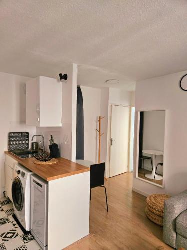 - une cuisine avec lave-linge et sèche-linge dans la chambre dans l'établissement Appart Cosy Bordeaux centre, à Bordeaux