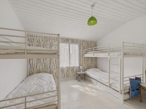 Zimmer mit 2 Etagenbetten und einer Decke in der Unterkunft Maison pour 8 - Terrasse - Barbecue - 500 m plage in Brétignolles-sur-Mer