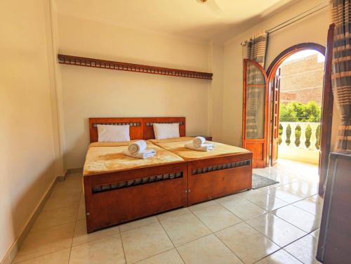 Ένα ή περισσότερα κρεβάτια σε δωμάτιο στο Mikhaila Guest House