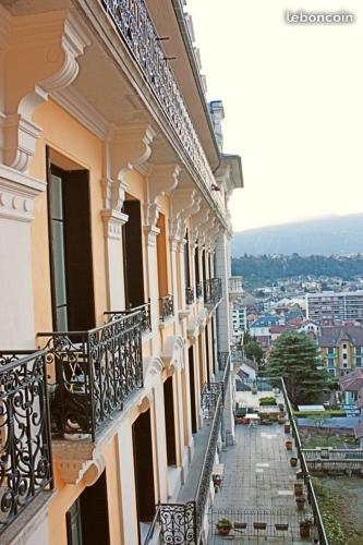 d'un balcon offrant une vue sur la ville. dans l'établissement Coquette Suite au Bernascon Appartement 2 étoiles avec avec vue Lac, à Aix-les-Bains