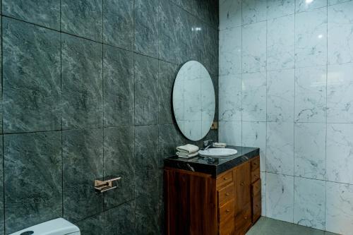 une salle de bain avec un lavabo et un miroir dans l'établissement Umah Asri, à Ubud