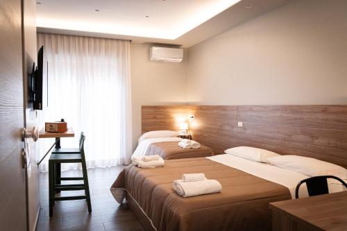 pokój hotelowy z dwoma łóżkami i oknem w obiekcie Villa Nina RC w mieście Reggio di Calabria