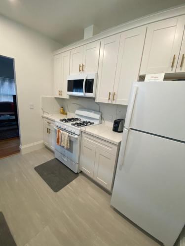 Cuisine ou kitchenette dans l'établissement 4 Berkeley Furnished Apartment - 2 Beds Laundry and Parking