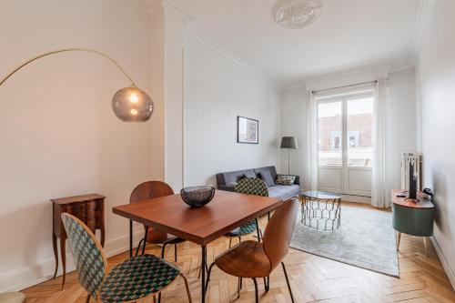 un salon avec une table et des chaises en bois dans l'établissement Berne, à Strasbourg