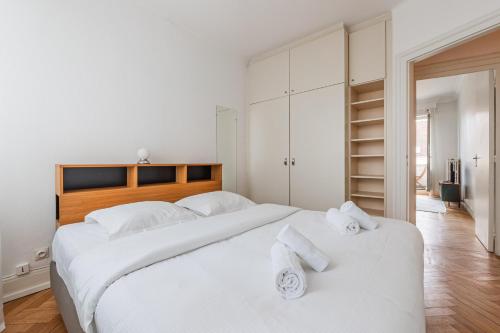 une chambre avec un grand lit blanc avec des serviettes dessus dans l'établissement Berne, à Strasbourg