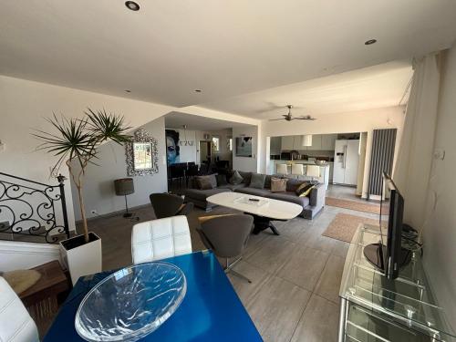 un salon avec un canapé et une table dans l'établissement Magnifique Villa en bord de mer, à Sanary-sur-Mer