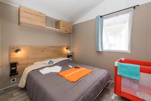 En eller flere senge i et værelse på Camping maeva Respire de la Baie