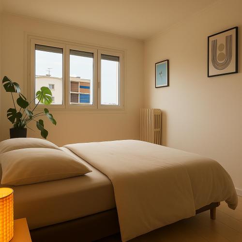 une chambre avec un lit et deux fenêtres dans l'établissement Charmant appartement avec terrasse, au Cannet