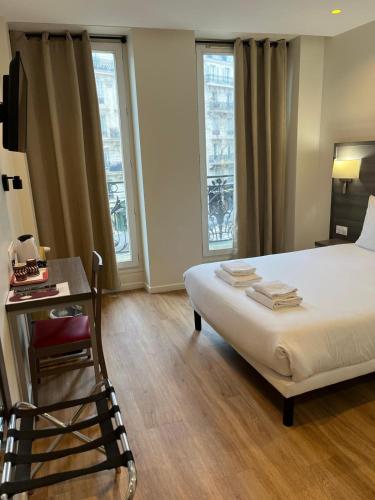 Ένα ή περισσότερα κρεβάτια σε δωμάτιο στο Hipotel Paris Voltaire Bastille