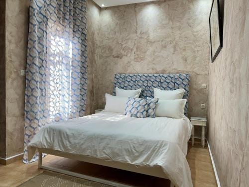 una camera da letto con un letto con testiera blu di 66 Dar Aarab - Marrakech a Marrakech