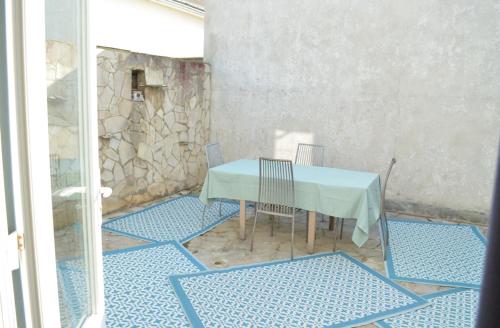 Cette chambre dispose d'une table et d'un sol bleu. dans l'établissement Blue Cottage, à Plérin