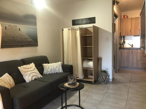 un salon avec un canapé et une table dans l'établissement un cocon proche de la mer, à Narbonne