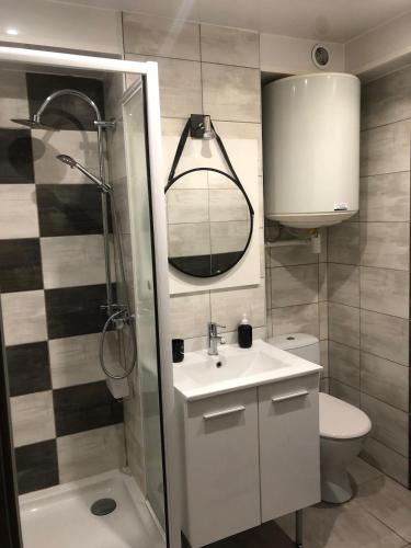 une salle de bain avec un lavabo, une douche et des toilettes dans l'établissement un cocon proche de la mer, à Narbonne