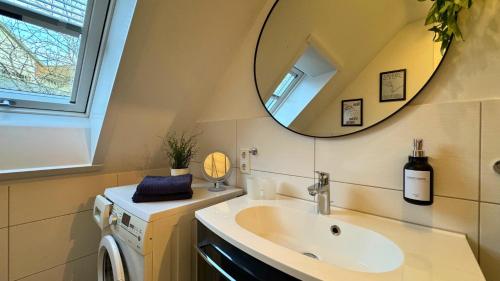 ein Badezimmer mit Waschbecken und Spiegel in der Unterkunft Urlaub mit Talblick in Schönwald im Schwarzwald in Schönwald