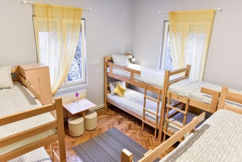 Divstāvu gulta vai divstāvu gultas numurā naktsmītnē Get Inn Skopje Hostel