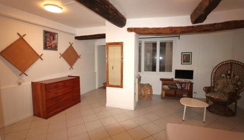 - un salon avec une commode en bois et un bureau dans l'établissement Égalité, à Collioure