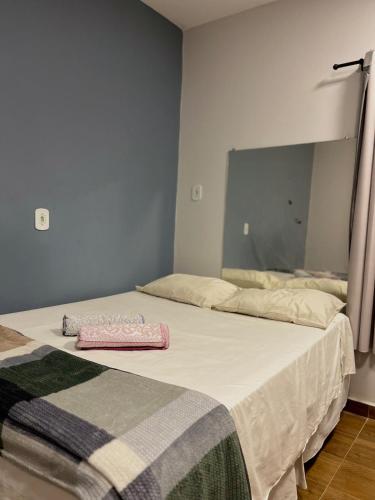 Ένα ή περισσότερα κρεβάτια σε δωμάτιο στο Casa aconchegante 600m da Basílica com Ar cond