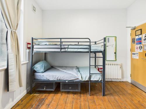 Postel nebo postele na pokoji v ubytování BunkHouse