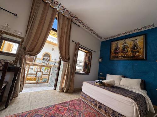 Postel nebo postele na pokoji v ubytování RIAD ESMERALDA By Dar Ouezzani
