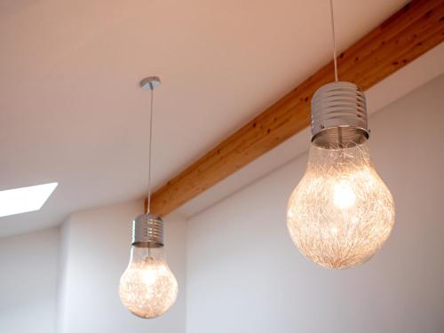 two lights hanging from the ceiling in a room at Ferienhaus Rüno I in Thesenvitz