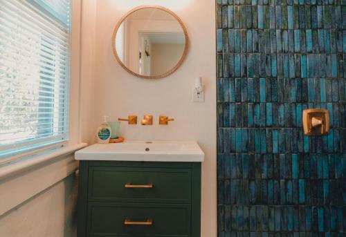 Koupelna v ubytování Samaya House Cozy 2BR 2 Baths Downtown Orl