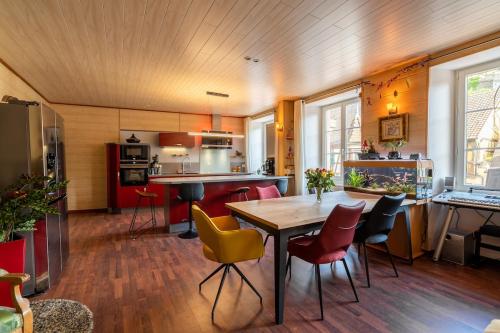 une cuisine avec une table et des chaises dans une pièce dans l'établissement Meublé de tourisme 4 étoiles, Centre historique, à Kaysersberg