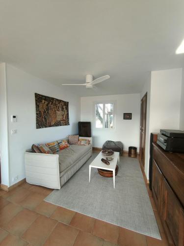 un salon avec un canapé et une table dans l'établissement Villa Olivia, Sud Ardèche, à Montréal