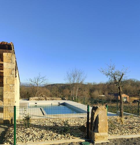 une piscine dans une cour clôturée dans l'établissement Villa Olivia, Sud Ardèche, à Montréal