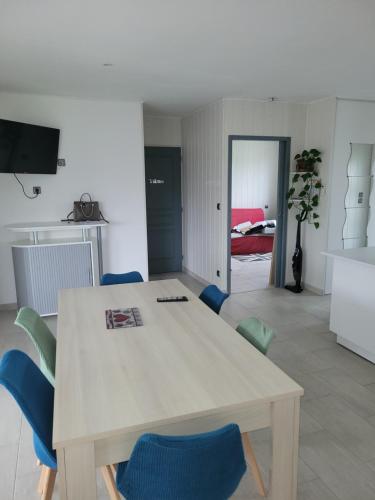 - une table et des chaises dans une chambre dans l'établissement Chez Pauline, à Clion