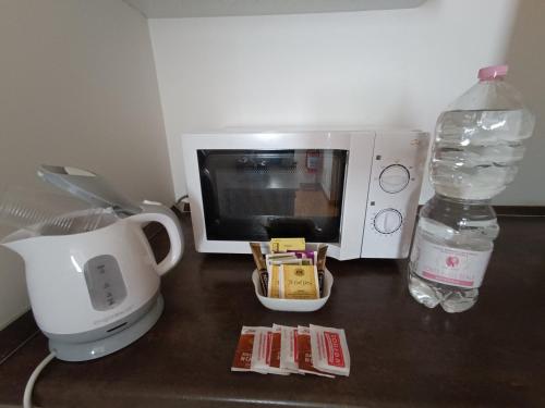 a microwave with a bottle of water and a blender at Prati di Maja B&B in Miglianico