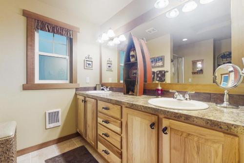 a bathroom with a sink and a mirror at Fireside Escape at Lake Cushman in Hoodsport
