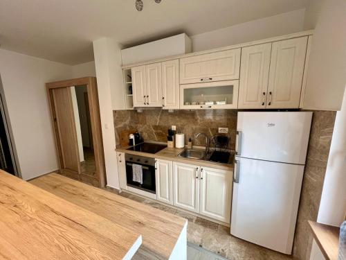 Η κουζίνα ή μικρή κουζίνα στο Salt & Stone Apartment